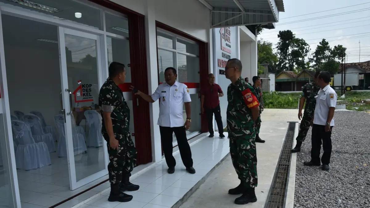 MENGECEK: Dandim 0717/Grobogan Letkol Inf Wefri Sandiyanto saat mengecek pembangunan KDMP di Desa Trowolu Kecamatan Ngaringan. (INTAN MAYLANI/RADARPATI)