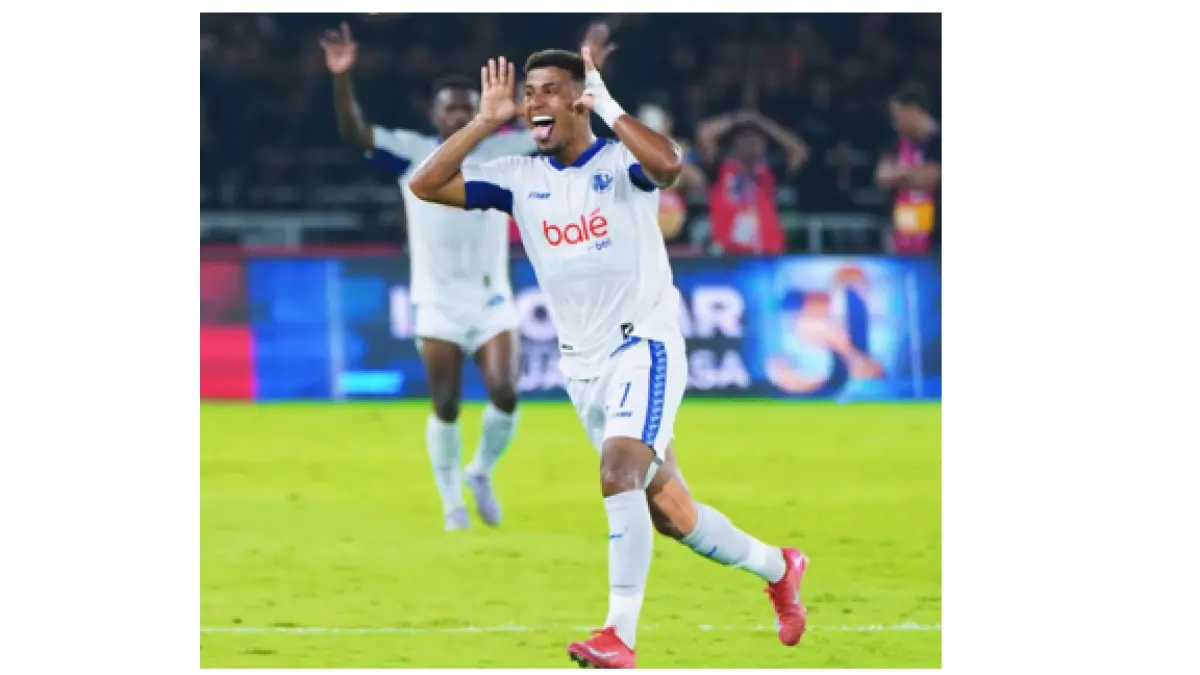 Penyerang Arema FC berseleberasi usai cetak gol. (IG @bielsilva)