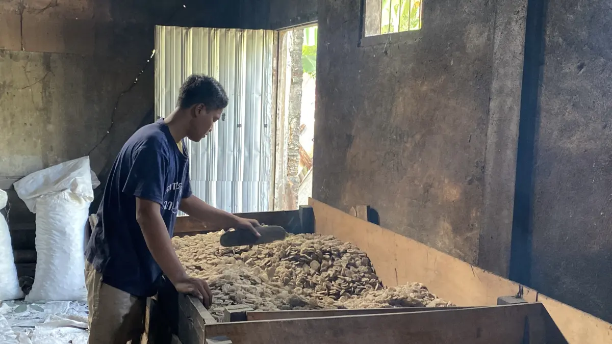 
PRODUKSI KERUPUK - Aktivitas di rumah produksi kerupuk milik Novi, di Kedungjenar, Kecamatan Blora, Kabupaten Blora. (ARIF FAKHRIAN KHALIM/RADAR PATI)