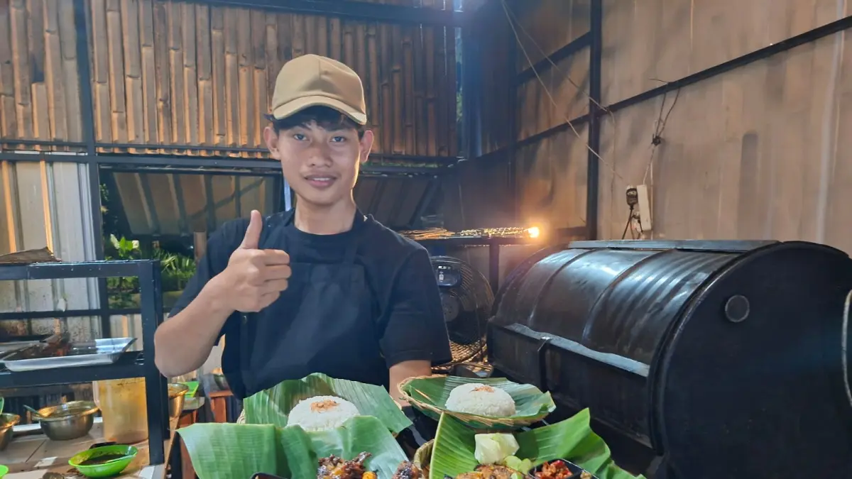 PROSES: Karyawan sedang membakar ikan dengan bumbu khas pesisir, kemarin. (ANDIKA TRISNA SAPUTRA/RADAR PATI)