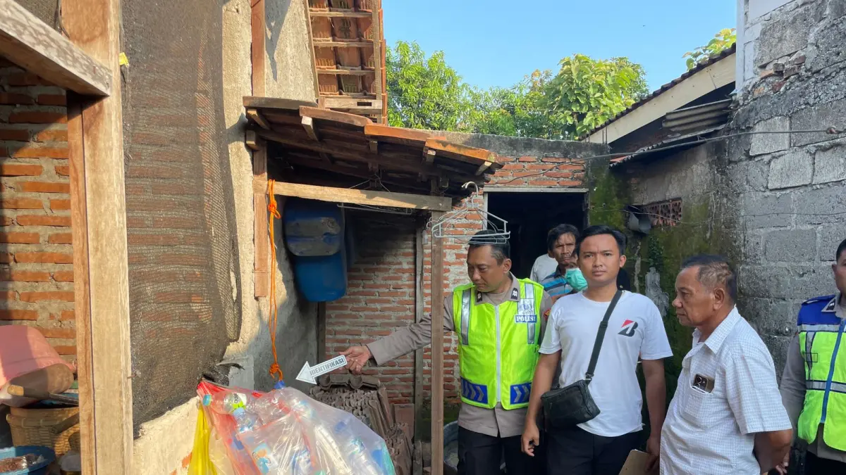 SELIDIK: Personil Polres Blora saat melakukan evakuasi di tempat kejadian.&nbsp; (HUMAS POLRES BLORA)