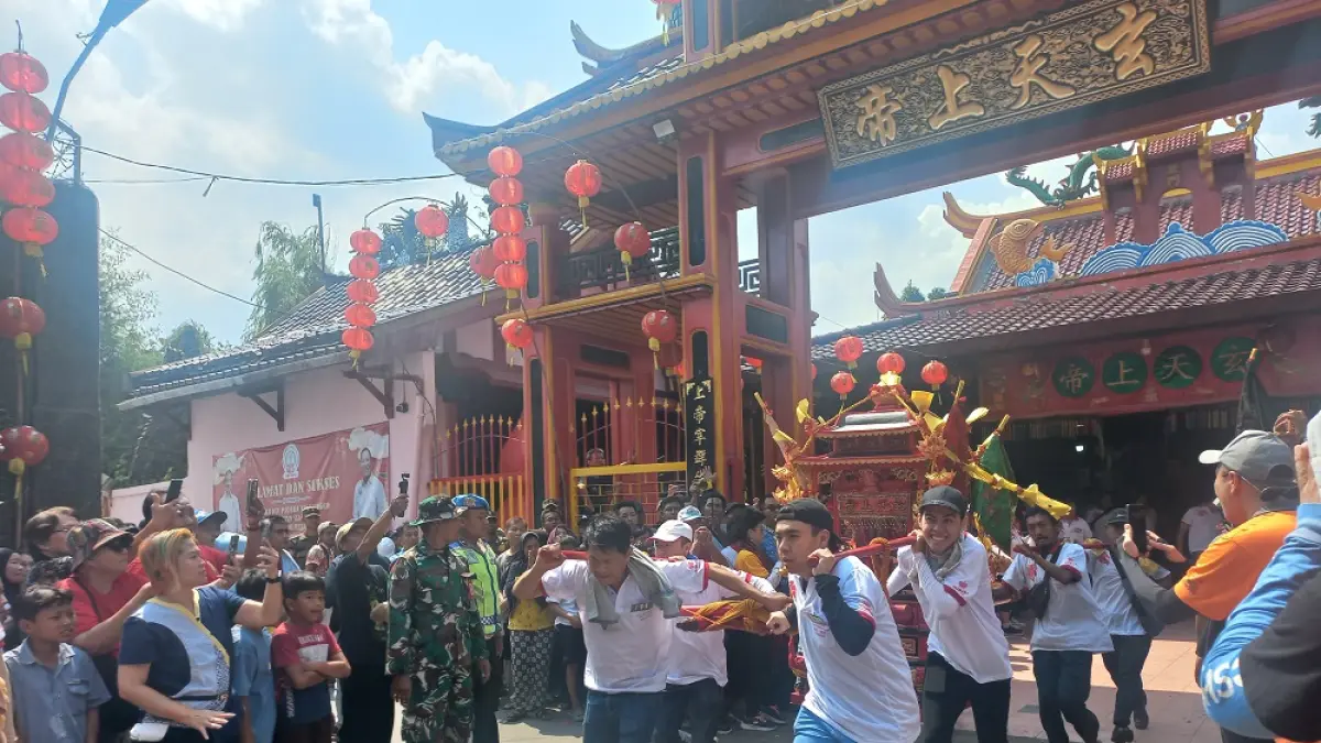 TOLAK BALAK: Umat Tionghoa tengah mengirab rupang dewa di Kawasan Pecinan pada Jumat (17/4). (FIKRI THOHARUDIN/RADAR PATI) 
