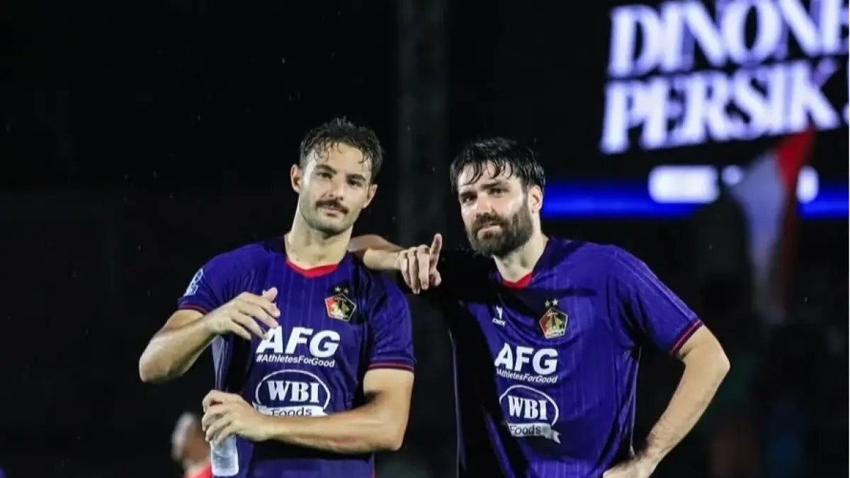 Jon Toral (kanan) cetak gol untuk Persik.