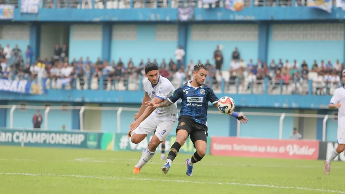 
TETAP BERJUANG: Penyerang Persiku Caique Saouza (kanan) berebut bola dengan pemain PSIS Semarang. (GALIH ERLAMBANG RADAR PATI)