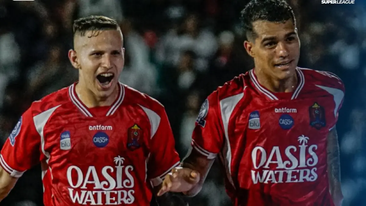 Carlos Franca (kanan) merayakan gol usai mencetak gol ke gawang Semen Padang, (20/4).