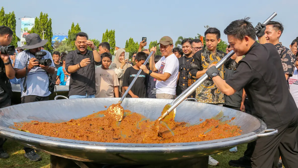 
ANTUSIAS: Bupati Kudus Sam’ani (kedua kiri) menumis bumbu Kalio Sapi bersama Cheff Bobon Santoso (kanan) di Alun-alun Simpang Tujuh Kudus. (GALIH ERLAMBANG W/ Radar PATI) 