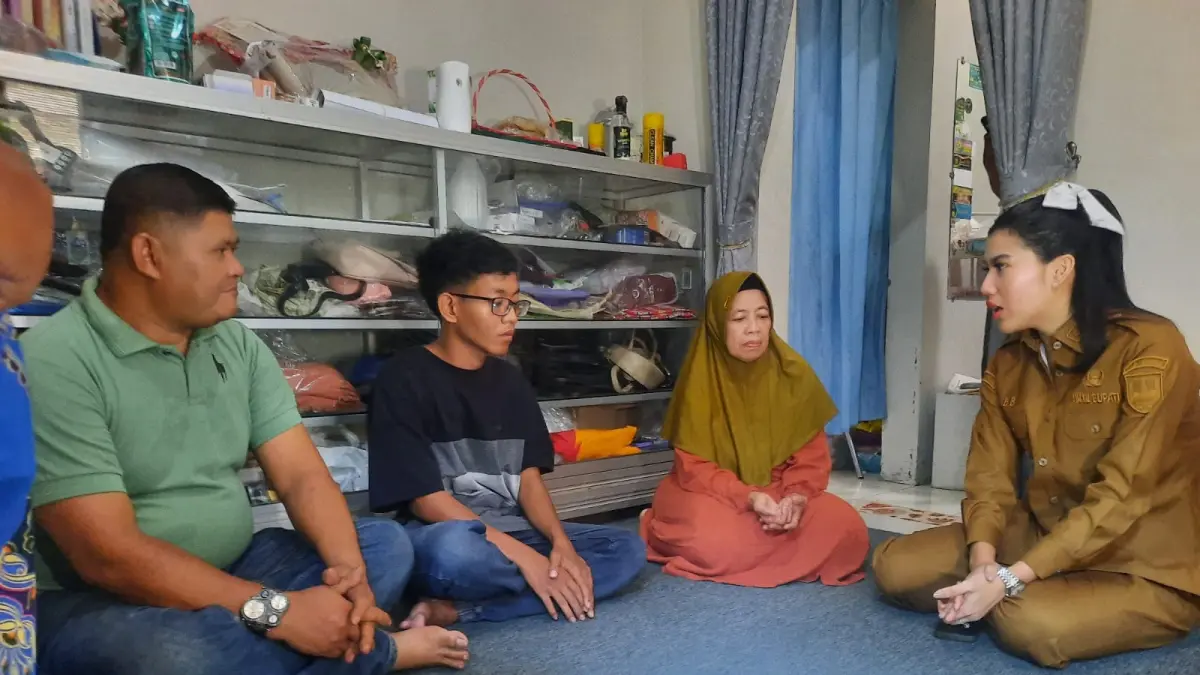 
BERI DUKUNGAN: Wakil Bupati Kudus Bellinda Putri Sabrina Birton (kanan) berkunjung ke rumah PKL yang diduga korban pemerasan oknum ormas berjumpa langsung dengan ibu Rita, Muhammad Anand Adianto dan pamannya. (INDAH SUSANTI/RADAR PATI)