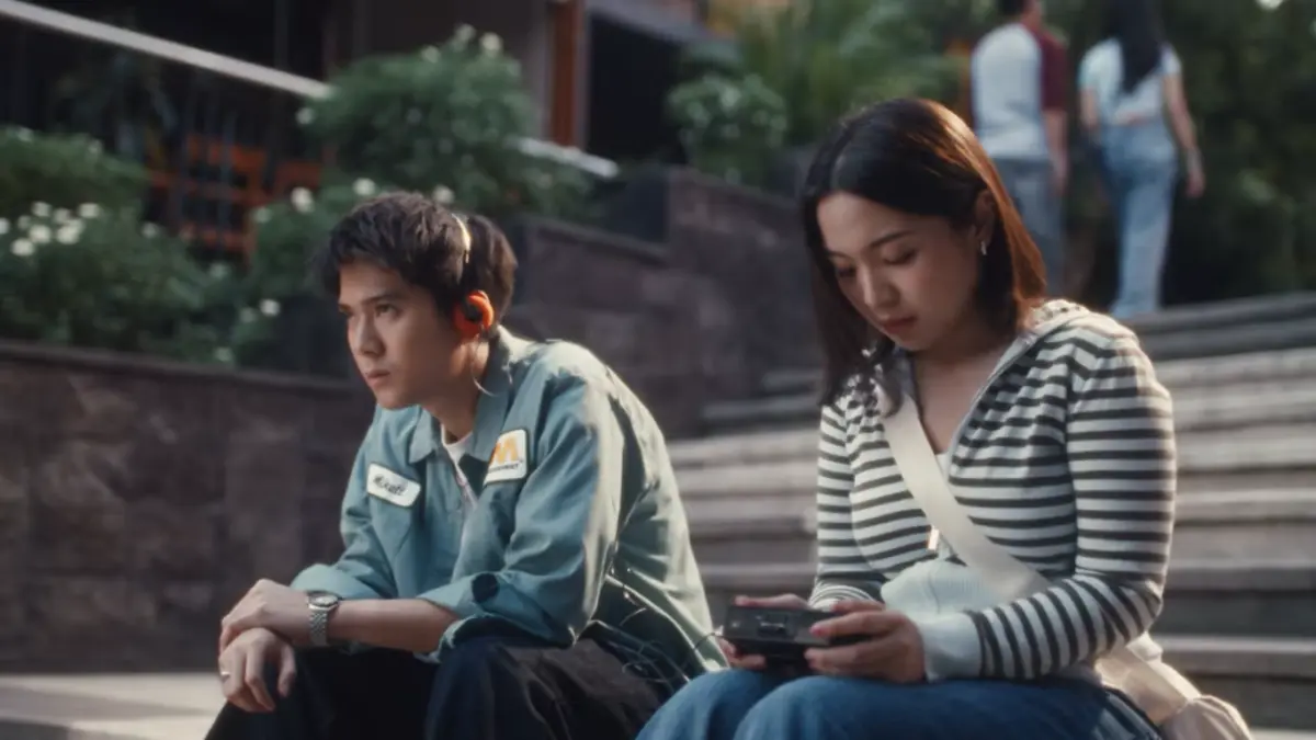 Bernadya bersama Iqbal satu frame adegan dalam videoklip single berjudul Rabun Jauh. 