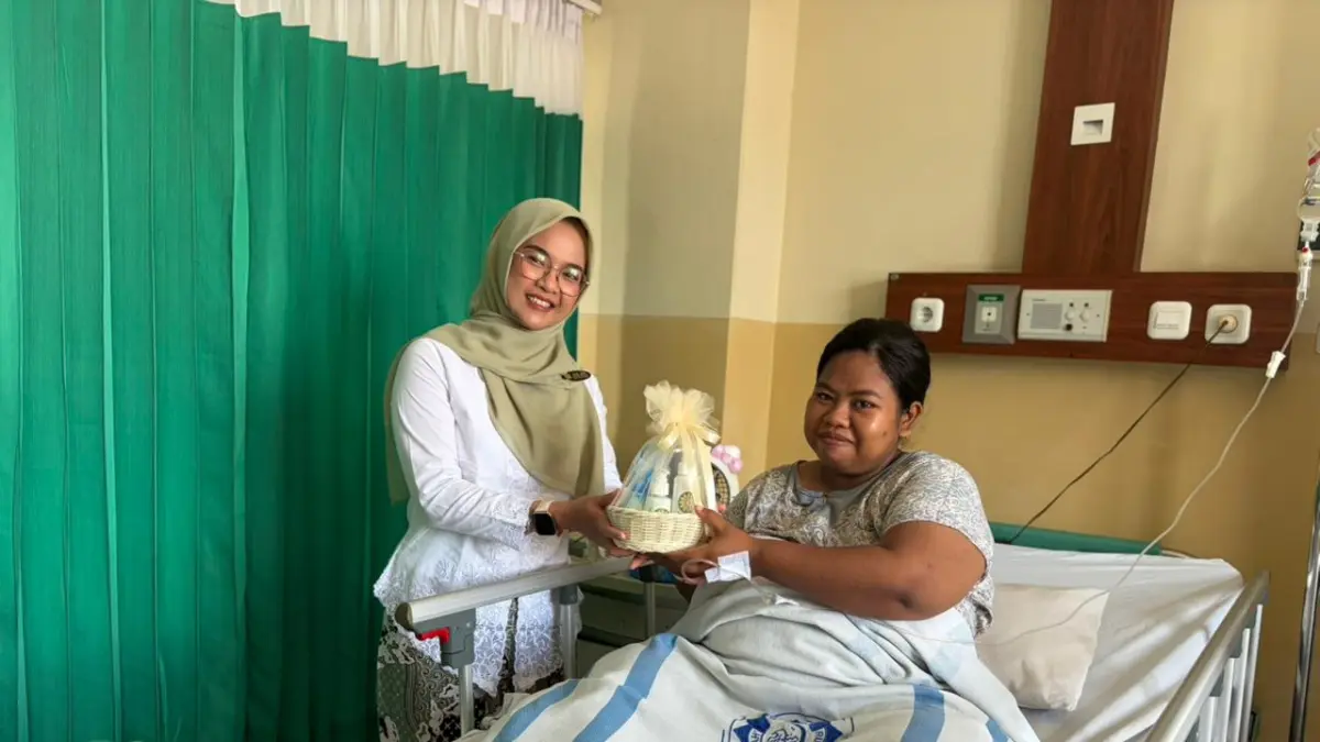 DAPAT KADO: Perawat RS Aisyiyah menyerahkan kado pada pasien pasca melahirkan bertepatan dengan Hari Kartini. (RS AISYIYAH KUDUS UNTUK RADAR PATI)