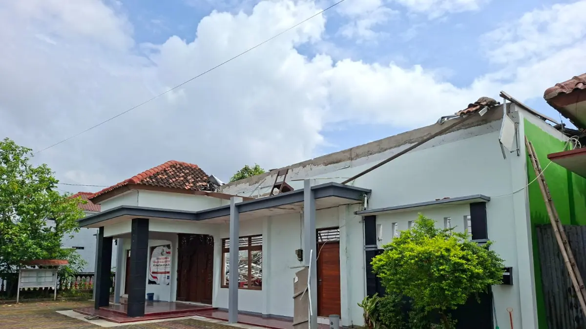 DIAUDIT: Kondisi atap aula Keluruhan Mlatinorowito roboh akibat hujan disertai angin kencang. (ANDIKA TRISNA/ RADAR PATI)