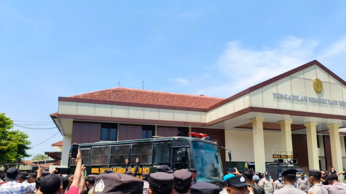 
KELUARGA KORBAN MARAH: Bus tahanan yang mengangkut para terdakawa kasus tongtek maut di Talun Kayen dikejar massa.&nbsp; (ACHMAD ULIL ALBAB/RADAR PATI)