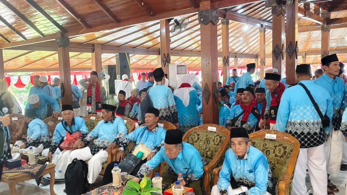 
PAMITAN: Jamaah haji Grobogan mengikuti acara Pamitan Calon Jamaah Haji di Pendopo Kabupaten, Senin (20/4). SIROJUL MUNIR/RADAR PATI)
