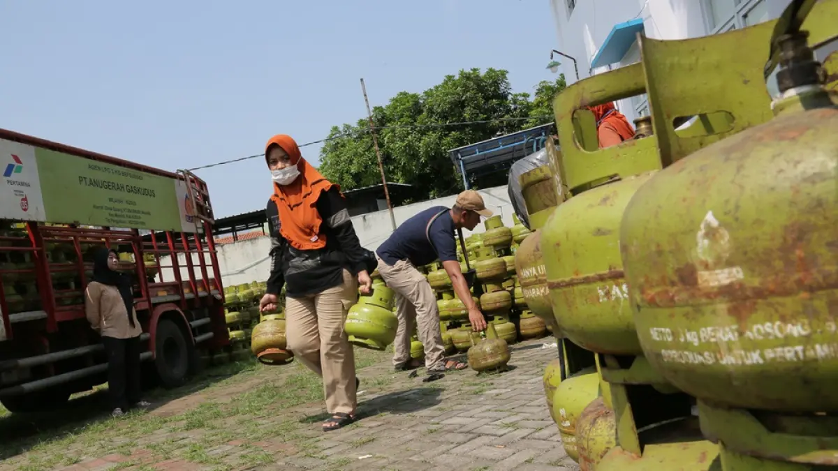 TERSEDIA: Warga membeli gas melon di Pasar Murah di Kecamatan Kota. (GALIH ERLAMBANG W/ Radar PATI)