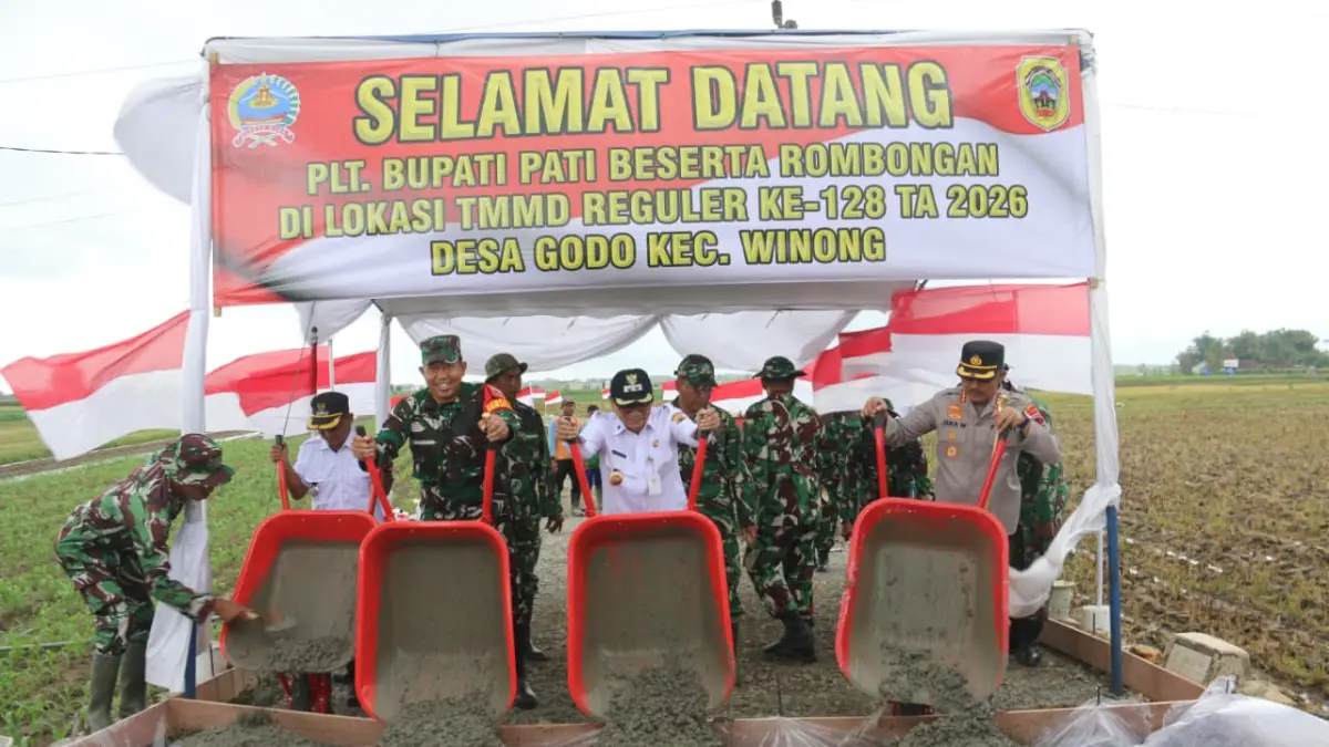 ANDRE FAIDHIL FALAH/RADAR KUDUS

DIMULAI: Plt Bupati Pati, Risma Ardhi Chandra memukul gong di Lapangan Desa Gunungpanti, Winong pada Rabu (22/4). (ANDRE F/RADAR PATI)

