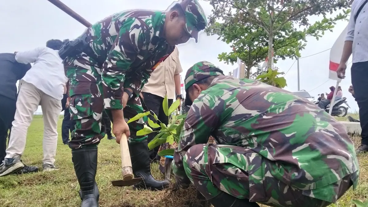 Dandim 0718 Pati Letkol Arm Timotius Berlian memimpin penanaman 1.000 pohon di Pegunungan Kendeng, (22/4).