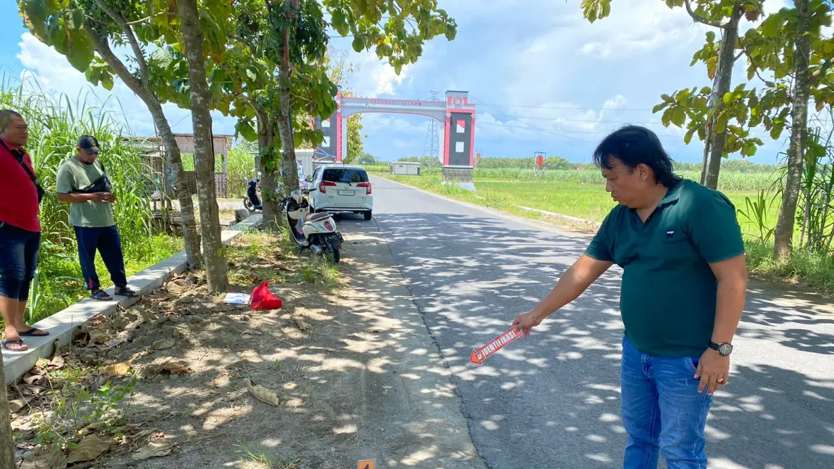  DILIHATKAN: Personel Polsek Batangan mengolah TKP penganiayaan di wilayahnya. (POLSEK BATANGAN UNTUK RADAR PATI)