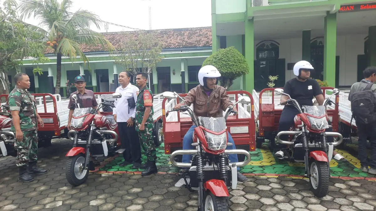 
DISERAHKAN: Kendaraan roda tiga penunjang operasi KDMP disalurkan ke desa. (INTAN MAYLANI SABRINA/RADAR PATI)
