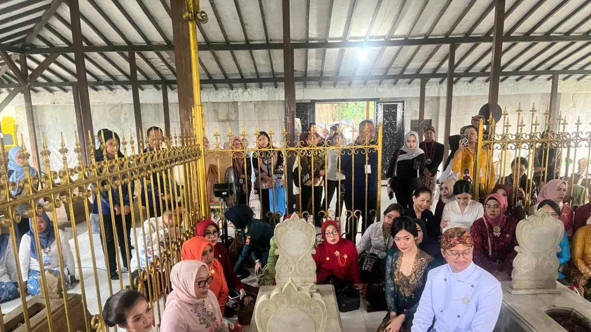 Istri Wapres RI Selvi Ananda menziarahi makam pahlawan nasional RA Kartini di Rembang. (WISNU AJI/RADAR PATI)