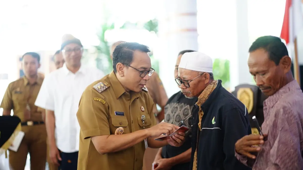 
Plt Bupati Pati Risma Ardhi Chandra menyerahkan secara simbolis Buku Tabungan Bantuan Stimulan Puso Tahap II kepada perwakilan petani. (HUMAS PATI UNTUK RADAR PATI)