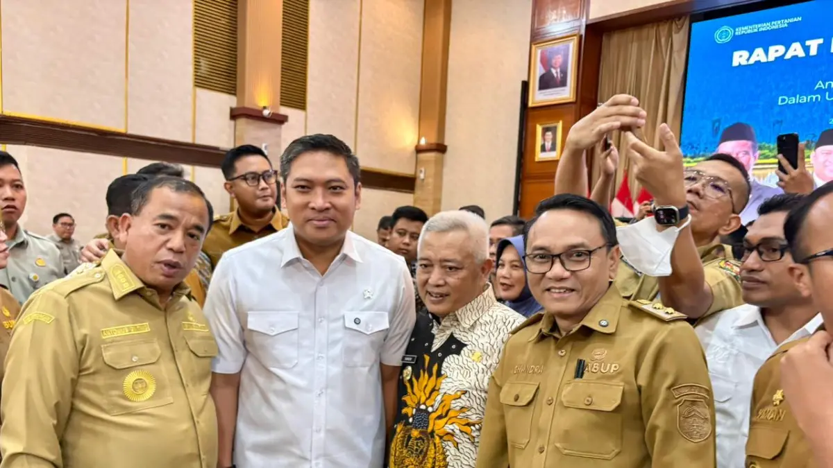 
Plt Bupati Pati saat menghadiri Rapat Koordinasi Nasional Mitigasi Kekeringan Lahan Pertanian, di Auditorium Gedung F, Kantor Pusat Kementan, Jakarta. (HUMAS PATI UNTUK RADAR PATI)
