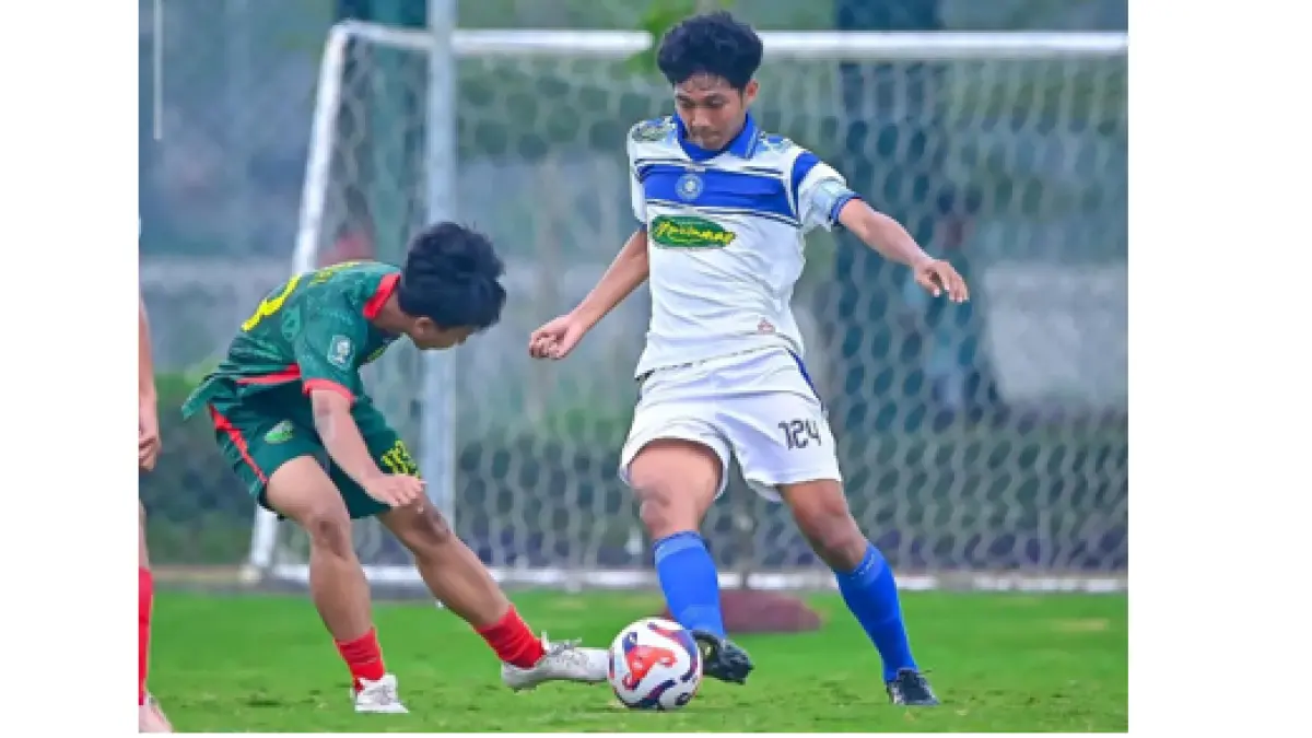 
BERJUANG: Pemain EPA Persiku Galang Nanda (kanan) berusaha melewati pemain Persipal. (EPA PERSIKU UNTUK RADAR PATI)
