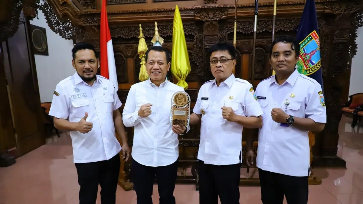 
MEMBANGGAKAN: Bupati Kudus Sam’ani Intakoris mengapresiasi atas penghargaan ketertiban administrasi dari Pemdes Jepangpakis. (GALIH ERLAMBANG W/ RADAR PATI)
