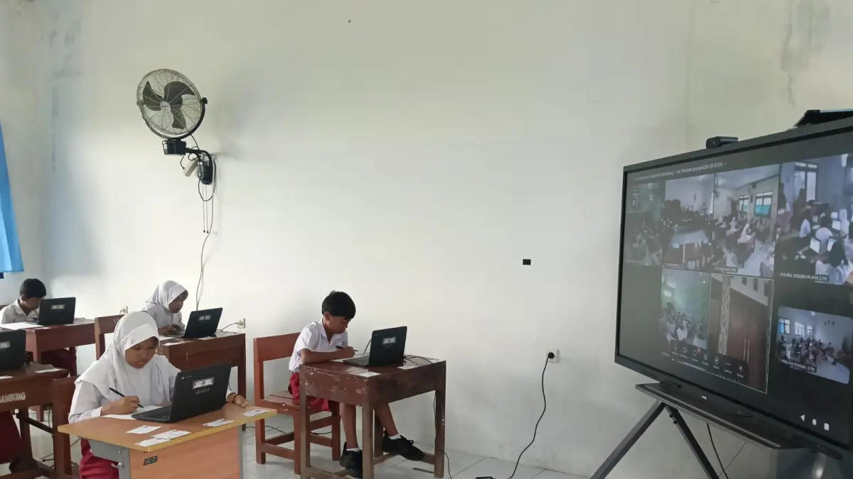 
MENGERJAKAN TKA: Siswa SD 2 Sambung saat melaksanakan TKA terpantau CCTV. (INDAH SUSANTI/RADAR PATI)
 