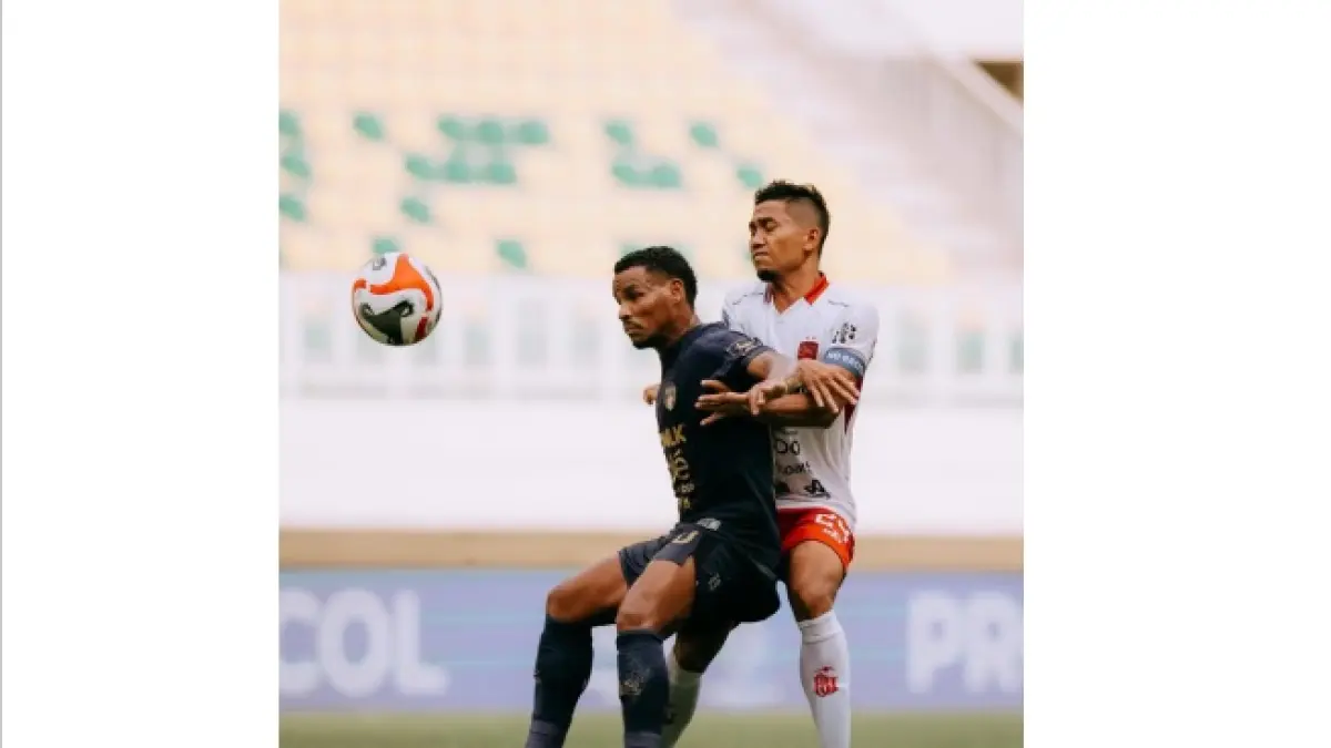 Pemain Persita Tangerang Eber Bessa berduel dengan Bali United. (BALI UNITED)