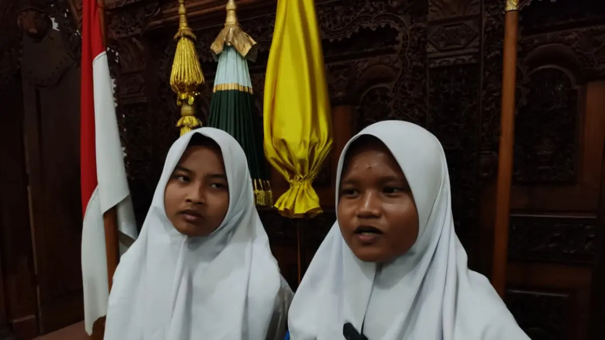 
TERPILIH: Dua pesepak bola putri asal Kudus, Asyifa Sholawa dan Della Citra Ayu, dipanggil untuk training Timnas Putri U-17 di Paris, Prancis.  (GALIH ERLAMBANG/ RADAR PATI)