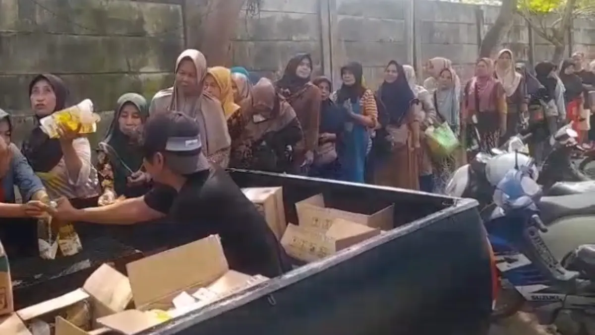 WARGA ANTRE: Sejumlah warga antre membeli Minyakita dari pedagang mitra Bulog di area Pasar Sido Makmur Blora. (ARIF FAKHRIAN KHALIM/RADAR PATI)
