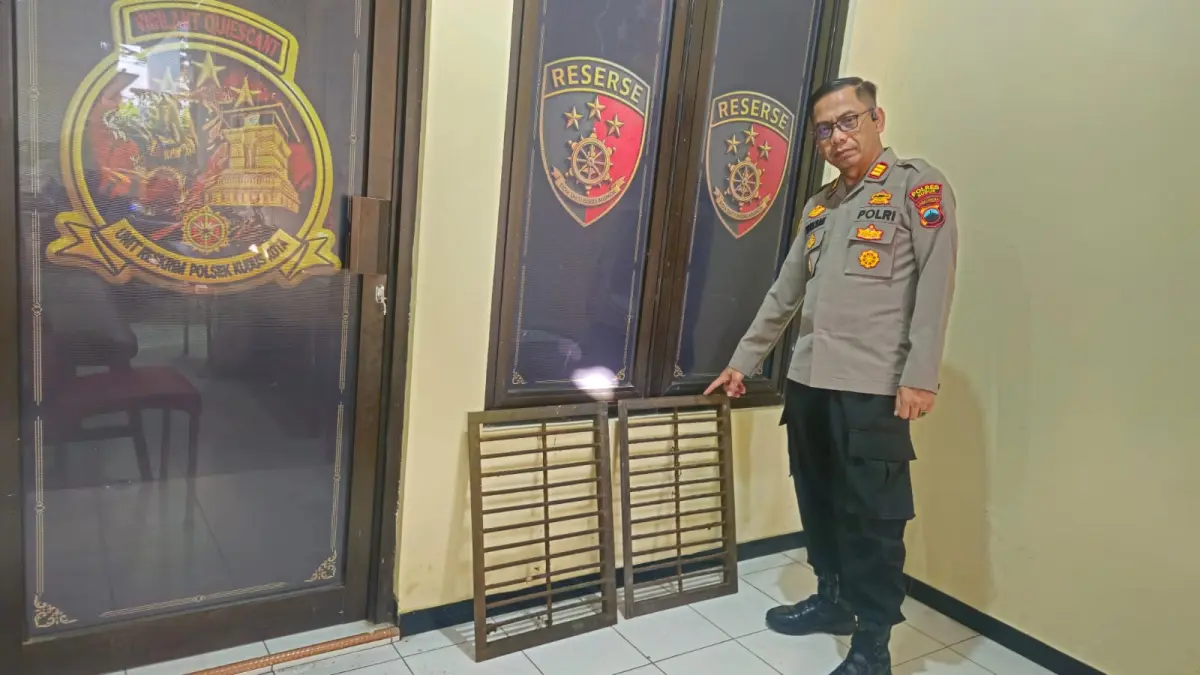 DIAMANKAN: Kapolsek Kota AKP Subhkan menunjukkan besi penutup drainase yang hasil pencurian dari tujuh anak. (POLRES KUDUS UNTUK RADAR PATI)

&nbsp;
