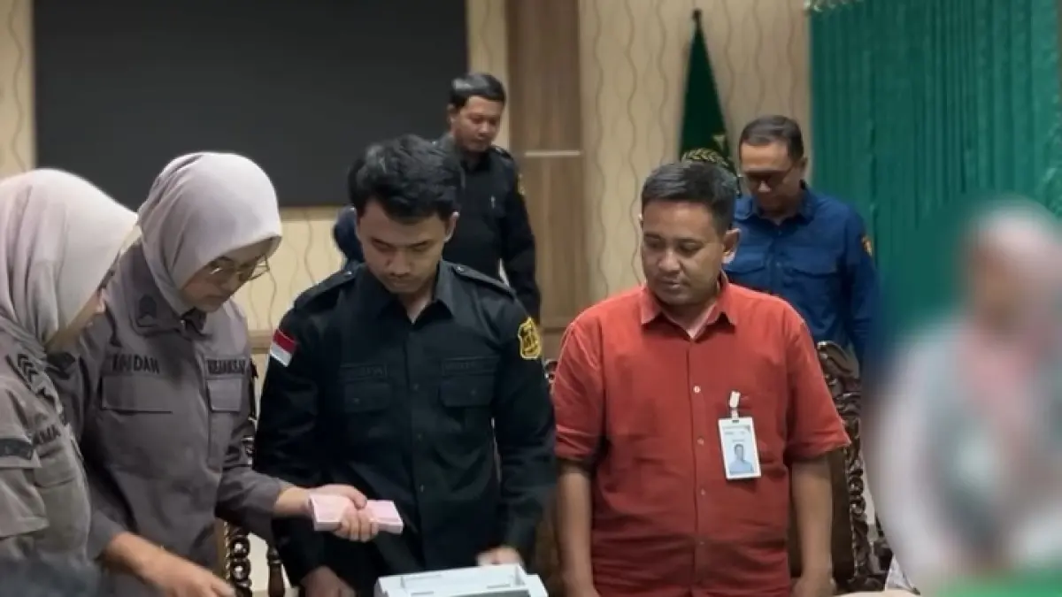 
DICEK: Petugas memeriksa uang pengembalian DD Desa Tlogosari, Tlogowungu. (KEJARI PATI UNTUK RADAR PATI)