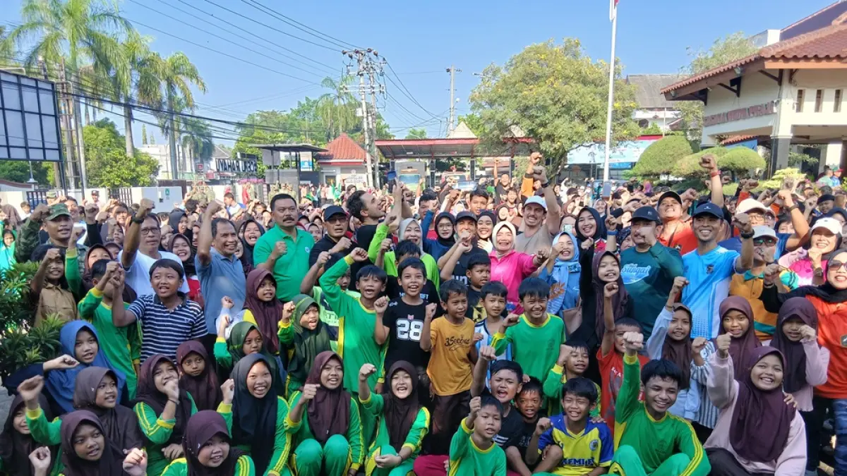 
MERIAH: Sam Benchegib, Kelly Benceghib dan Gery Bencheghib saat dikerumuni dan foto bersama masyarakat Cepu sebelum aksi membersihkan sampah.  (EKO SANTOSO/RADAR PATI)
