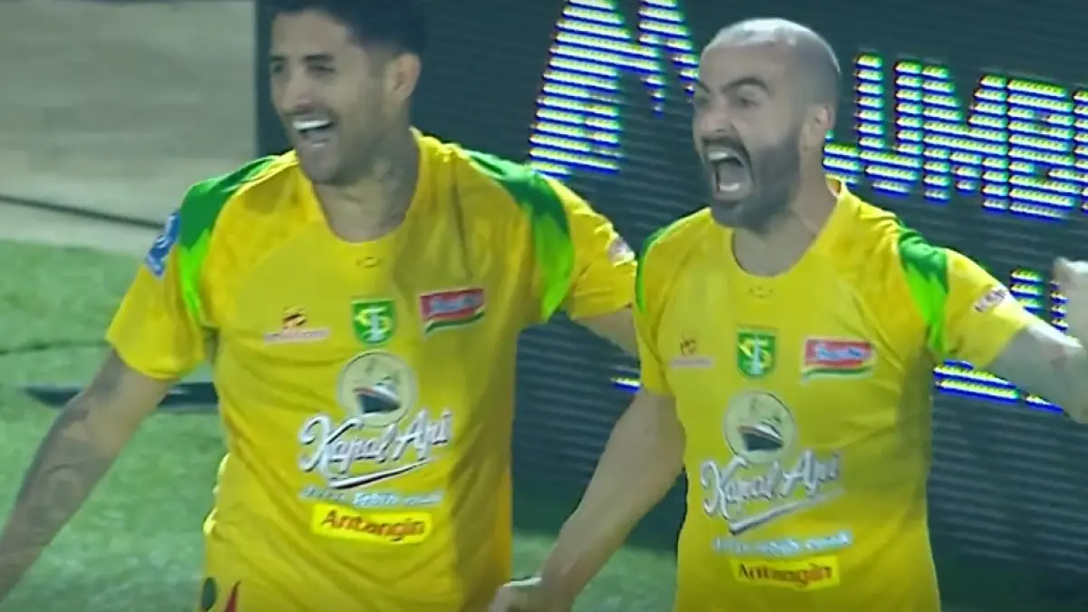 Penyerang Persebaya Surabaya Milos Raikovic (kanan).