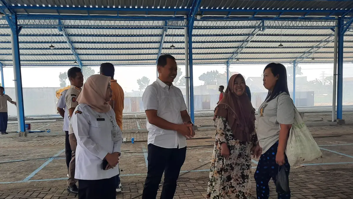 
SAMBANGI PASAR: Bupati Kudus Sam’ani Intakoris saat meninjau lokasi Pasar Saerah Kudus baru-baru ini. (INDAH SUSANTI/RADAR PATI)

