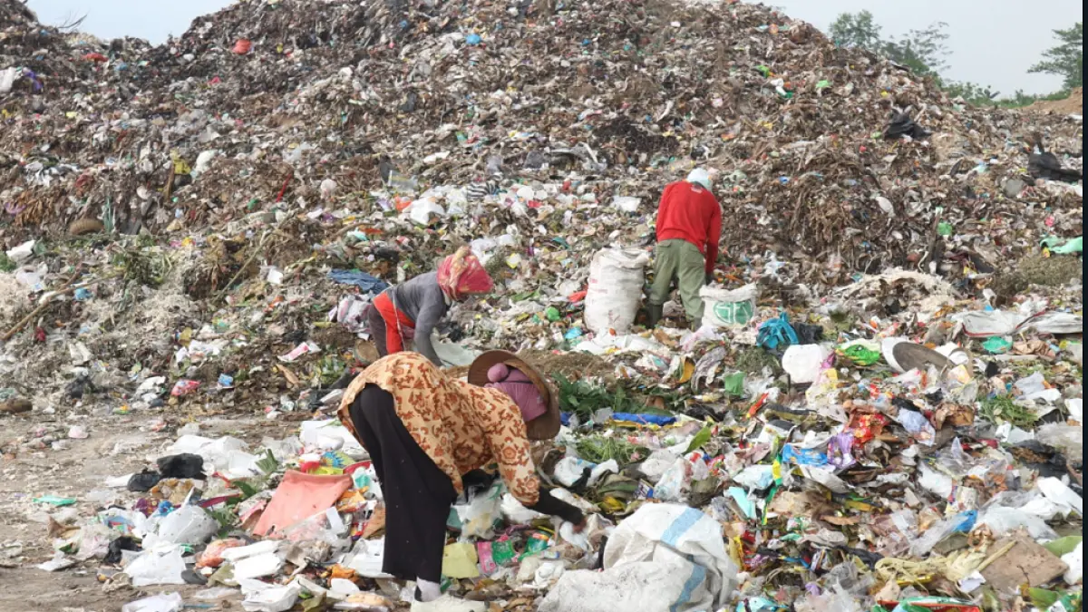 
DIAMBIL: Pemungut sampah memungut plastik di TPA Sukoharjo belum lama ini. (ANDRE FAIDHIL FALAH/RADAR PATI)
