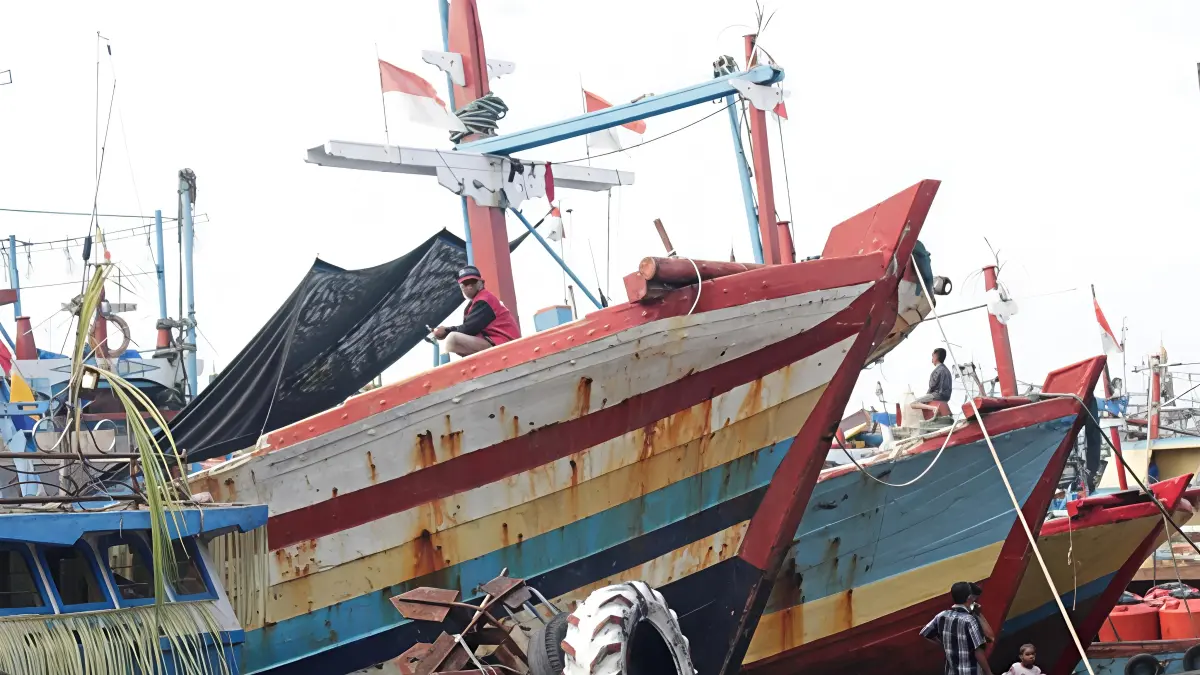
PARKIR: Kapal-kapal nelayan bersandar di Pelabuhan Juwana belum lama ini. (ANDRE FAIDHIL FALAH/RADAR PATI)