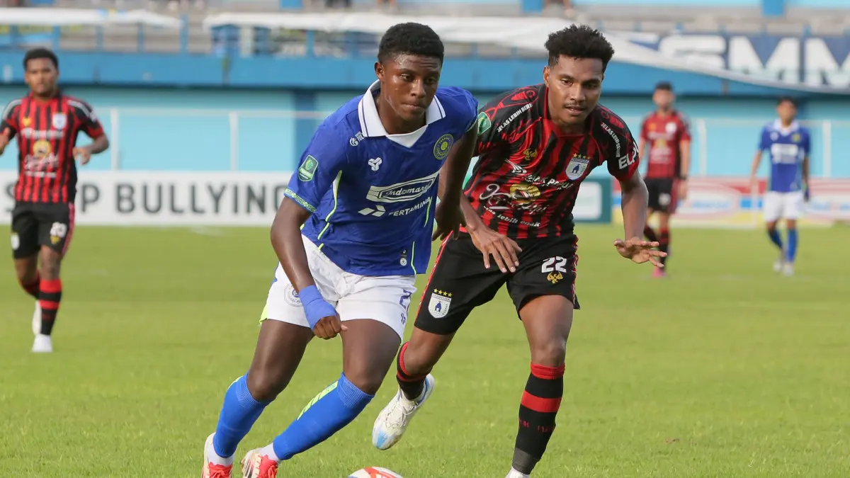 
TUNTASKAN: Pemain Persiku Hugo Samir berusaha melewati kawalan pemain Persipura. (GALIH ERLAMBANG W/ Radar PATI)
