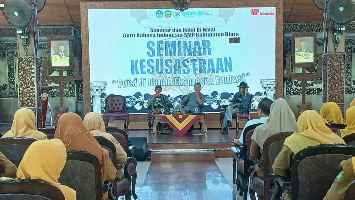 
ANTUSIAS: Timur Sinar Suprabana (paling kanan belakang), Achiar M . Permana (tengah belakang), Gunawan Budi Susanto (paling kiri belakang) saat menyampaikan materi kesusastraan di hadapan guru-guru Bahasa Indonesia di Blora. (EKO SANTOSO/RADAR PATI)
