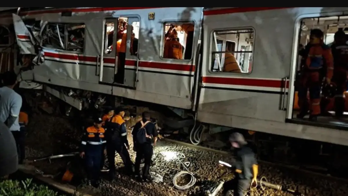 Basarnas berkonsentrasi penuh melakukan pemotongan badan gerbong kereta untuk mengevakuasi sejumlah penumpang KRL yang masih terjepit. (ANTARA/JP)