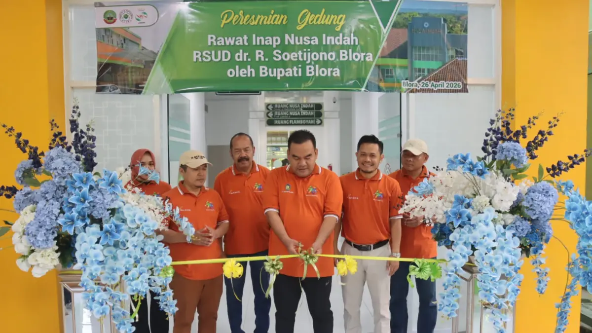 
BERBENAH: Bupati Blora Arief Rohman (tiga dari kanan) saat meresmikan Gedung Rawat Inap Nusa Indah yang memiliki kamar President Suite dan VVIP. (EKO SANTOSO/RADAR PATI)
