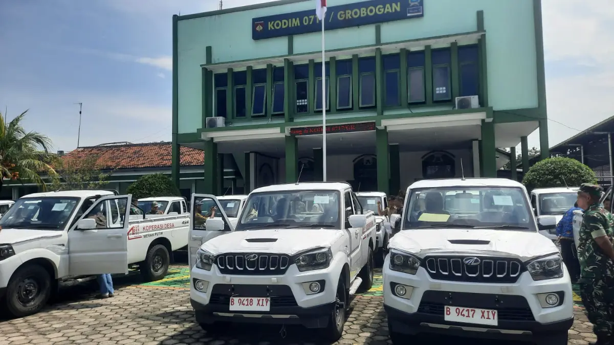 INTAN MAYLANI SABRINA/RADAR KUDUS
DISERAHKAN: Sejumlah desa saat mengambil pikap Mahendra di Makodim Grobogan.
