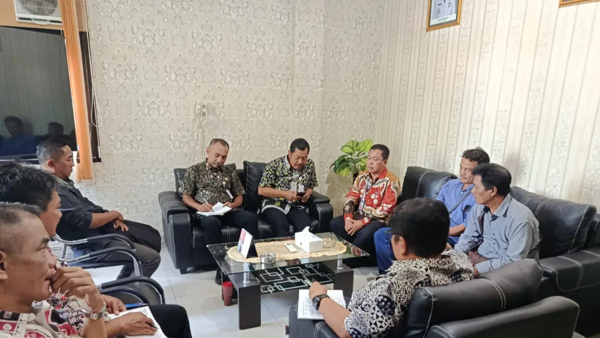 

KLARIFIKASI: Paguyuban PKL CFD bertemu dengan Dinas Perdagangan dan Dishub Kudus saat melakukan klarifikasi terkait video penarikan Rp 100 ribu. (INDAH SUSANTI/RADAR PATI)
