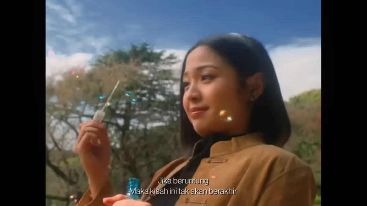 Sebuah tangkapan layar dari single berjudul Kita Buat Menyenangkan yang dirilis Bernadya. 