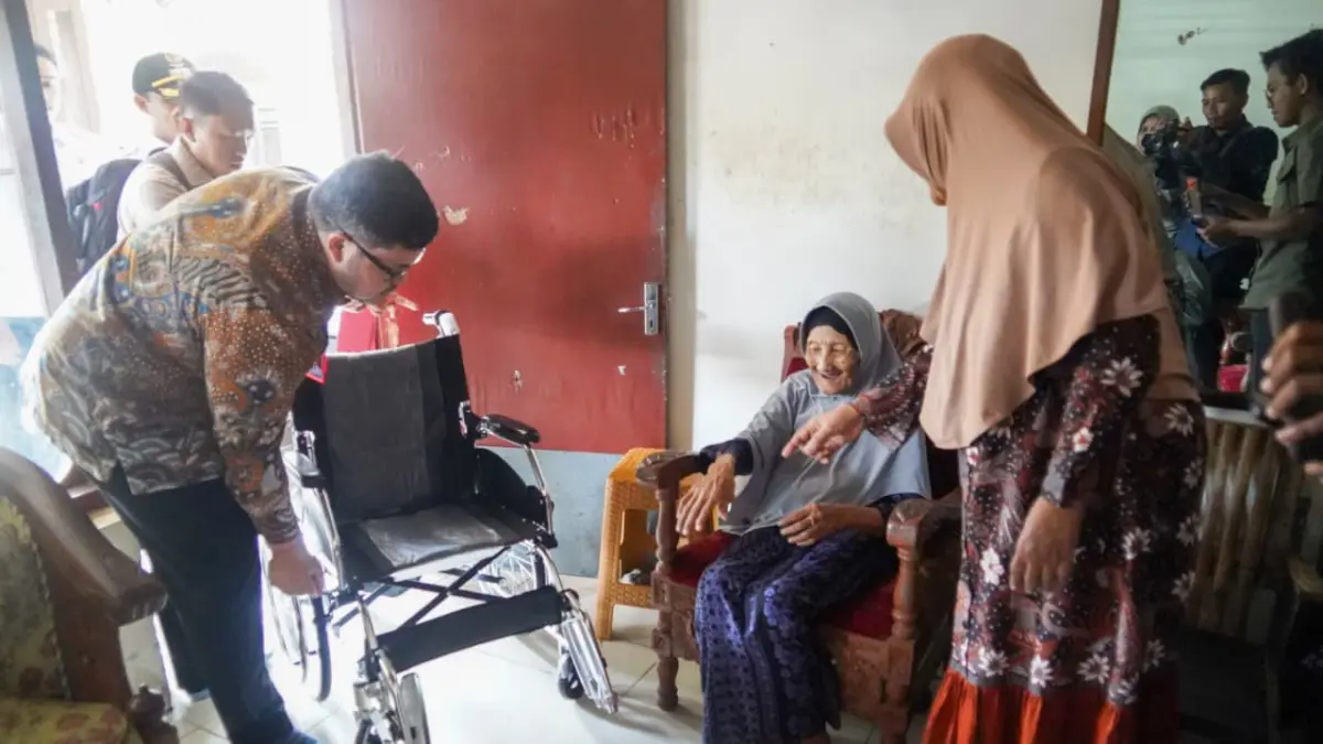 Bupati Kediri Hanindhito mengunjungi Mbah Marsiyah, calon jemaah haji. (Pemkab Kediri)