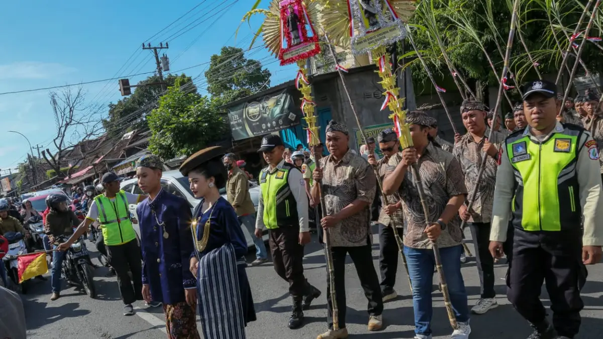 SAKRAL: Sejumlah peserta mengikuti tradisi Manten Tebu di PG Rendeng, Kudus. (GALIH ERLAMBANG W/ RADAR PATI)
