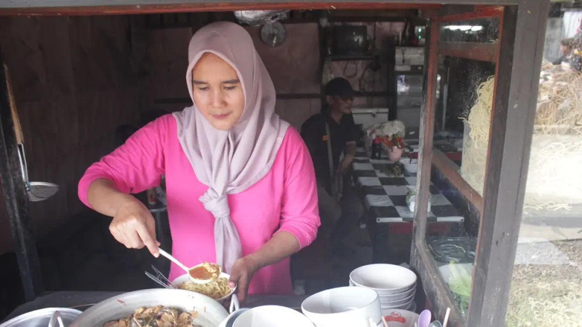 SUMRINGAH: Alfiyatun, istri dari Muhammad Anas tak menyangka jika mendapatkan hadiah undian satu petak kios, saat prosesi perpindahan pedagang Pasar Bangsri, pada Rabu (29/4). (FIKRI THOHARUDIN/RADAR KUDUS)