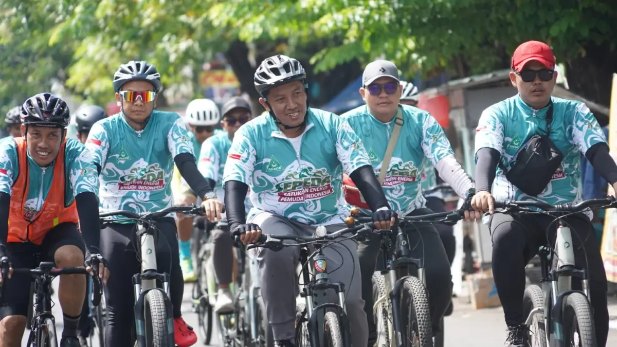 SUSURI JEJAK ULAMA: Gerakan Pemuda Ansor gowes menempuh jarak 123 kilometer dengan rute Bangkalan-Jombang, Selasa (28/4).  (GP ANSOR UNTUK RADAR PATI)