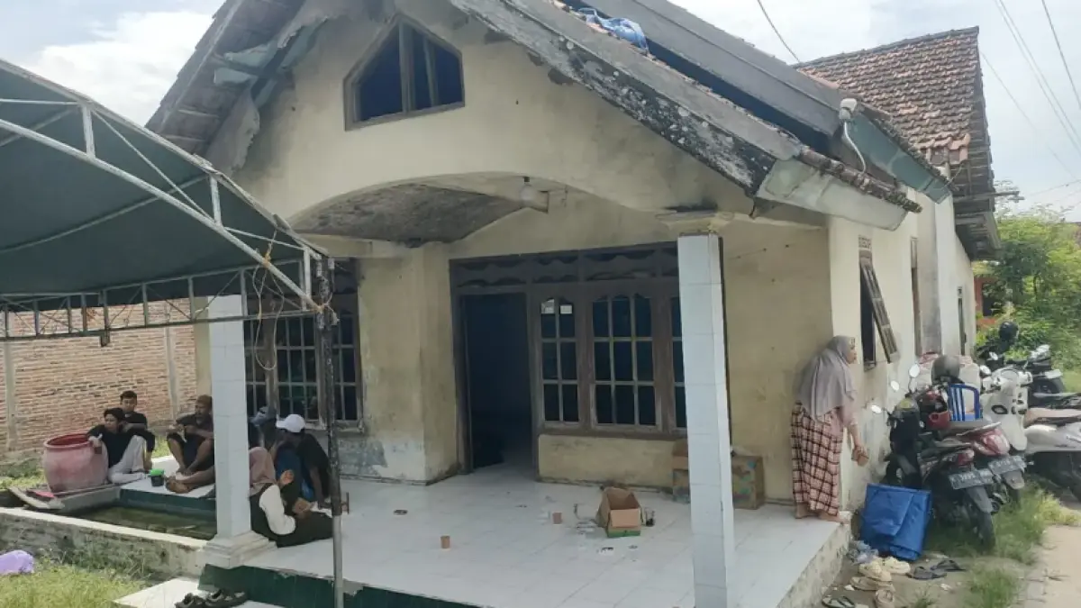 
BERDUKA: Suasana duka tampak di kediaman Dafa Maulana F di Desa Tegalmulyo, Kragan, Kamis pagi (30/4). (
WISNU AJI/RADAR PATI)