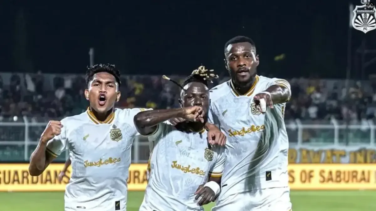 Bernard Doumbia mencetak gol ke gawang Persib Bandung. (BHAYANGKARA)